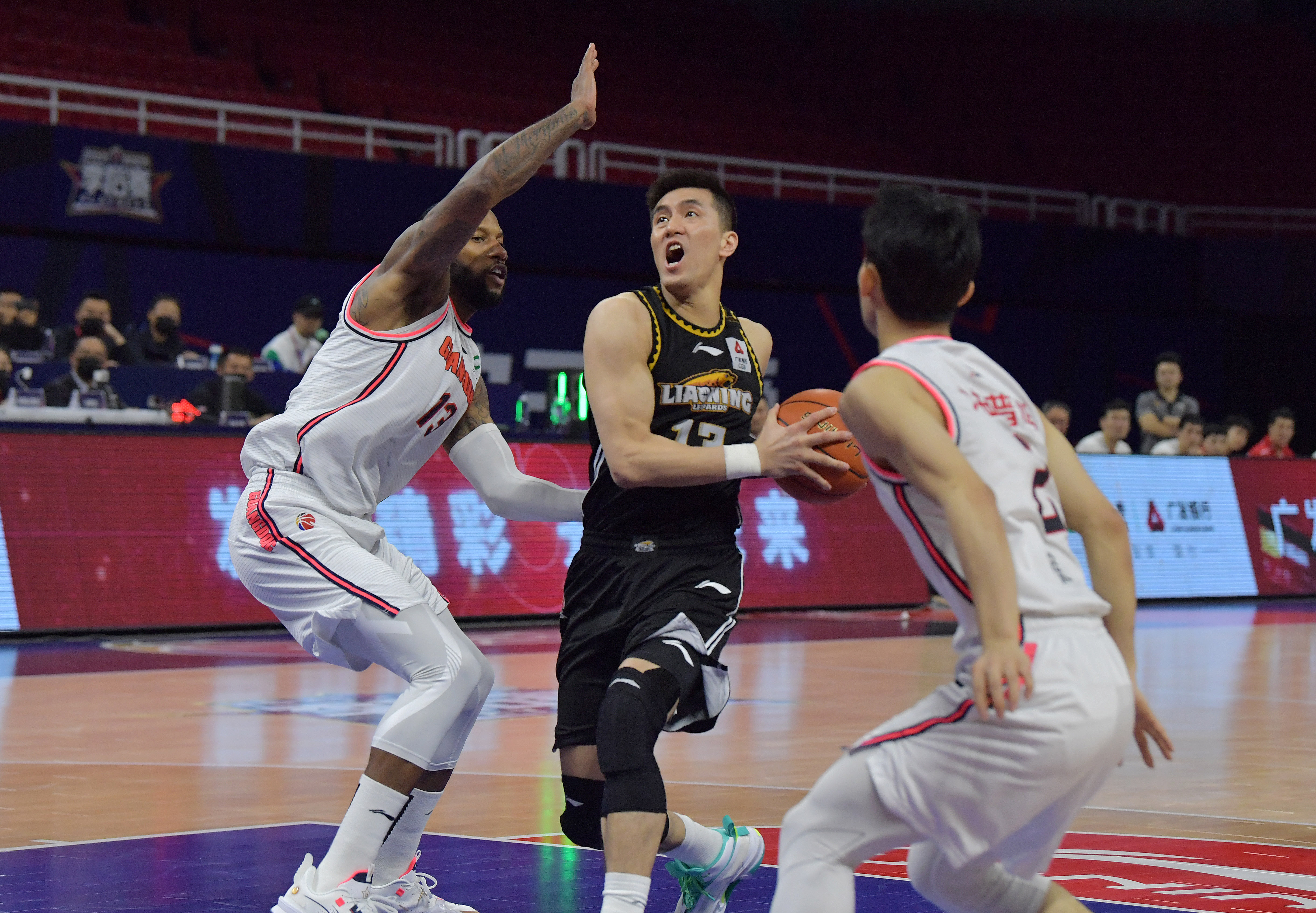 关于里程碑夜尼斯门线救险；CBA季后赛今晨刷纪录；引发热议；赛季目标并未改变的信息